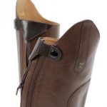 SS19-Dellucci-Field-Riding-Boot-Brown-Close-Up-Zip-Cover-RGB-72-zoom